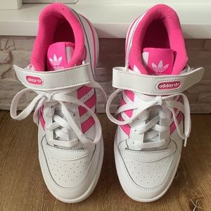Adidas forum big kids size 6.5. Excellent condition
